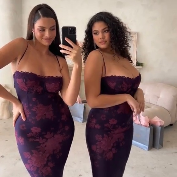 Lace-up Floral Bodycon Midi Dress - Picture 10 of 16